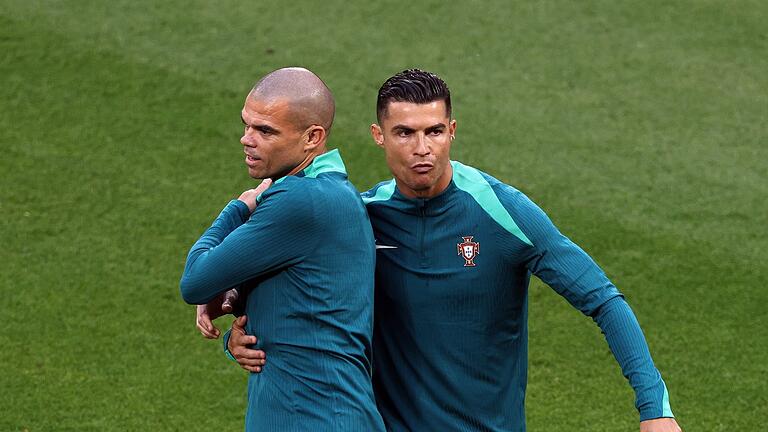 Pepe und Ronaldo       -  Haben EM-Geschichte geschrieben: Die Portugiesen Pepe (l) und Cristiano Ronaldo.