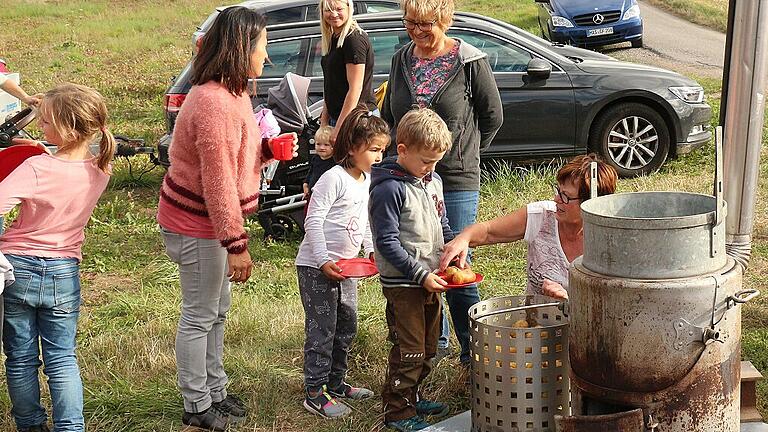 Eine Attraktion: Kartoffeln aus dem Dämpfer als Belohnung für die fleißigen kleinen Erntehelfer.