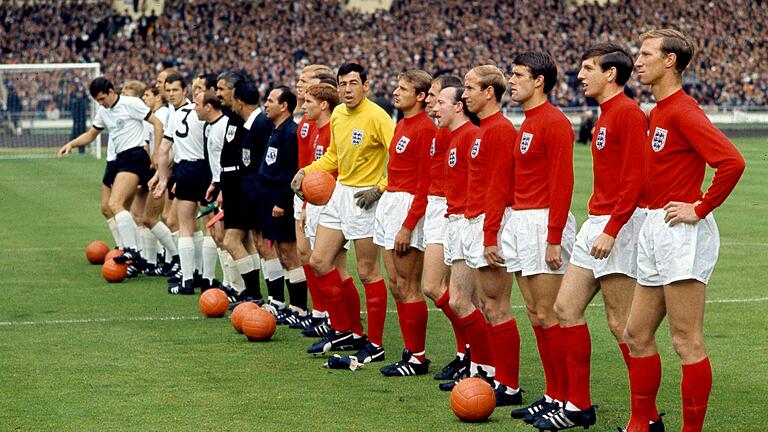 Die deutsche und die englische Nationalmannschaft beim WM-Finale 1966 in England.