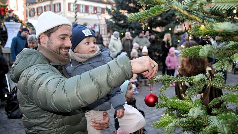 Überall auf der Volkacher Weihnachtsstraße war am ersten Adventswochenende die Vorfreude auf das Weihnachtsfest spürbar.&nbsp;