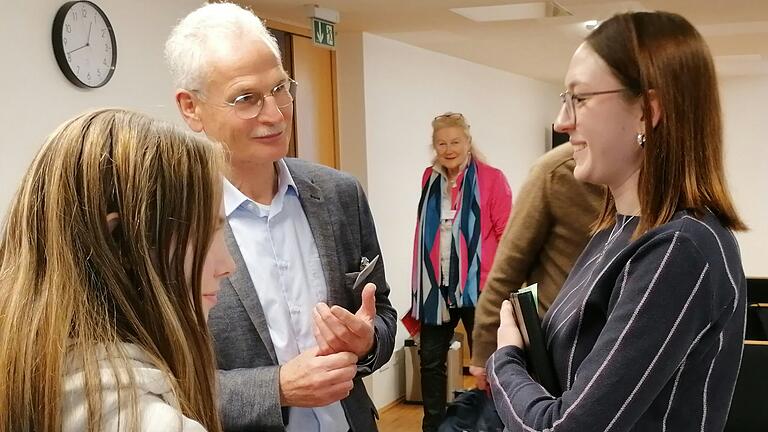 Ist Künstliche Intelligenz auch kreativ? Elisabeth Schmitt vom EGM diskutierte am Rande des Workshops mit Hans-Dieter Franke, dem Leiter der Hauptabteilung „Schule und Religionsunterricht“ des Erzbistums Bamberg.&nbsp;