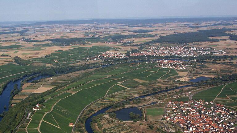 Malerisch liegt die Vogelsburg (links im Bild) über der Mainschleife. Im Vordergrund liegen Escherndorf und Nordheim, im Hintergrund Astheim und Volkach.
Nach fast zwei Jahren wird die rundum renovierte Anlage mit Hotel und Restaurant nun wieder eröffnet. Wir haben zu diesem Anlass ins Archiv geschaut und alte Bilder von der Vogelsburg gefunden.