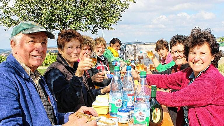 Prost: Das eingespielte Lese-Team bei der Vesper. Vorne rechts Ruth Langmann, deren Zwetschgenkuchen Suchtpotential hat. Prost: Das eingespielte Lese-Team bei der Vesper. Vorne rechts Ruth Langmann, deren Zwetschgenkuchen Suchtpotential hat.