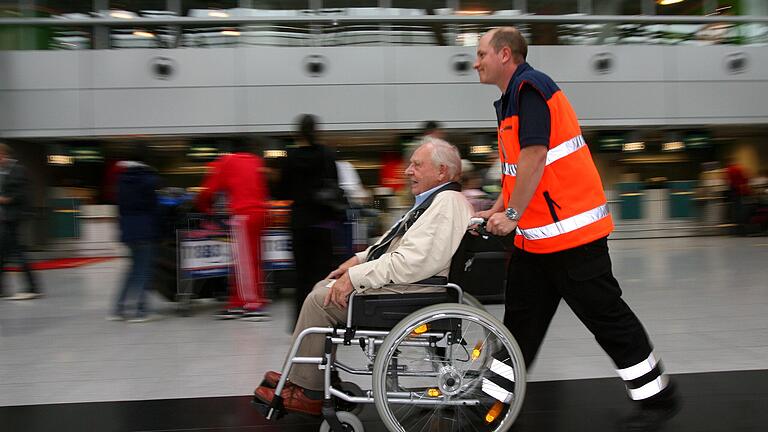 Für Menschen mit eingeschränkter Mobilität kann Reisen schwierig sein. Bei einem Vortragsabend in Würzburg können sich Betroffene über ihre Rechte informieren.