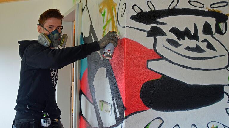 Graffiti-Künstler Fabian Hüsam arbeitete mehrere Tage im JuZ MainHaus, um die Räumlichkeiten für die Marktheidenfelder Jugendlichen neu zu gestalten.