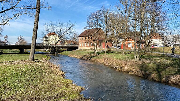 Als letzter Teil der Hochwasserschutzmaßnahme entlang der Brend wird der Bereich um das Jugendzentrum neu gestaltet.