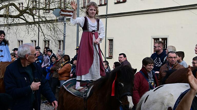 Stehend auf einem Pferd begleitete diese junge Dame den Umzug anlässlich des Pferdemarktes in Bad Mergentheim. Stehend auf einem Pferd begleitete diese junge Dame den Umzug anlässlich des Pferdemarktes in Bad Mergentheim.