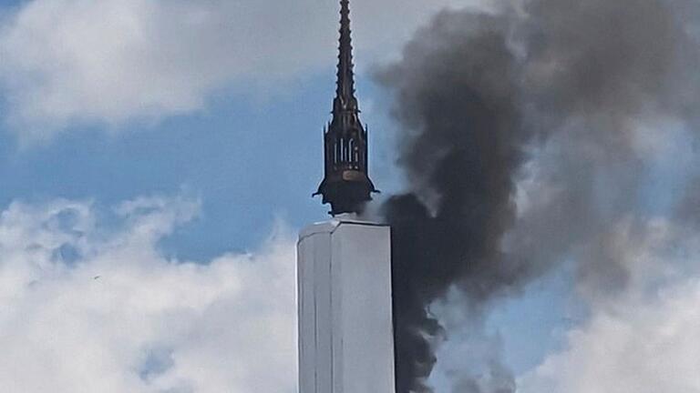 Feuer im Turm der Kathedrale von Rouen - Der Brand im Turm der Kathedrale von Rouen brach während Bauarbeiten aus. Feuer im Turm der Kathedrale von Rouen - Der Brand im Turm der Kathedrale von Rouen brach während Bauarbeiten aus.