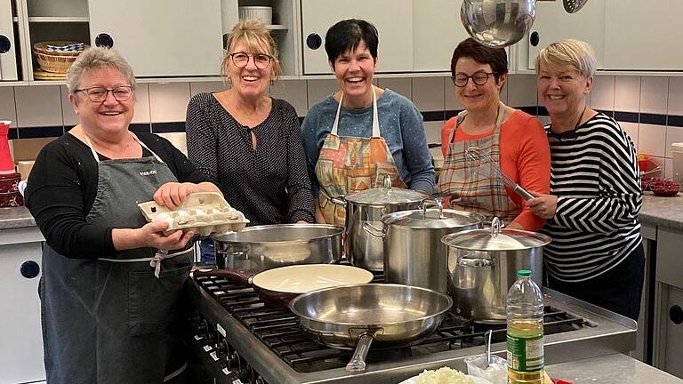 Kochen für die Dorfgemeinschaft. Der monatliche Mittagstisch des Fördervereins Kulturgaden Stetten wird seit einem halben Jahr gerne angenommen. Er bietet auch Gelegenheit zur Begegnung der Menschen.