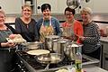 Kochen für die Dorfgemeinschaft. Der monatliche Mittagstisch des Fördervereins Kulturgaden Stetten wird seit einem halben Jahr gerne angenommen. Er bietet auch Gelegenheit zur Begegnung der Menschen.
