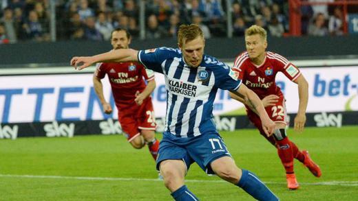 Elfmeter       -  Rouwen Hennings schießt einen Elfmeter mit dem er an HSV-Keeper Rene Adler scheitert. Foto: Marijan Murat