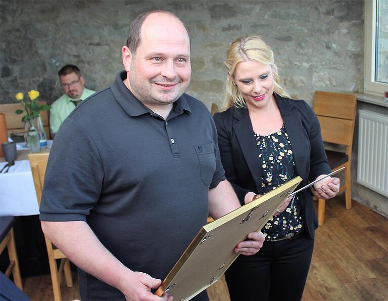 Sind sichtbar zufrieden mit der erhaltenen Auszeichnung: Marcel und Stefanie Adler vom Restaurant Stollburg in Handthal. Sind sichtbar zufrieden mit der erhaltenen Auszeichnung: Marcel und Stefanie Adler vom Restaurant Stollburg in Handthal.