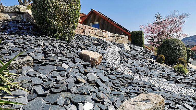 Krasses Beispiel eines Schottergartens: Solche Flächen hat die Stadt Kitzingen mit ihrem geplanten Förderprogramm für Entsiegelung und Biodiversität im Blick.