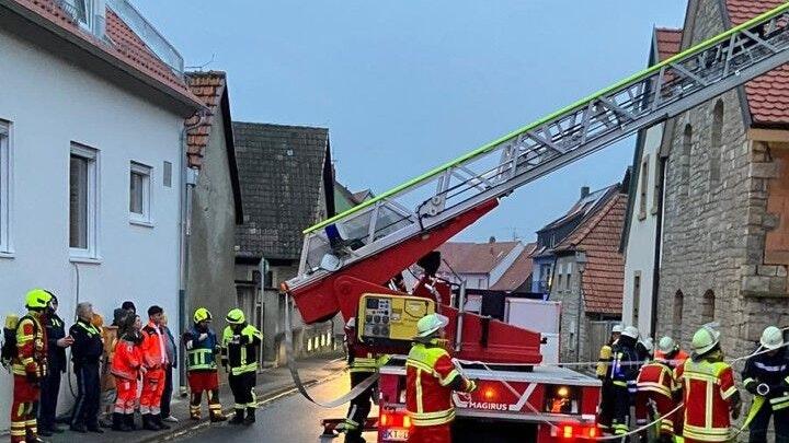 In Stadtschwarzach geriet am Montagnachmittag eine Scheune in Brand. Die Feuerwehr konnte das Übergreifen des Feuers auf angrenzende Wohnhäuser verhindern.