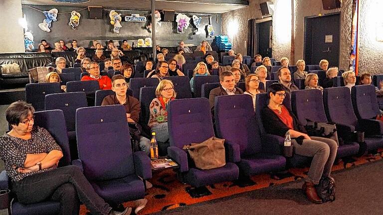 Viele Besucher kamen zur Vorführung mit anschließender Diskussion ins Kino. Der Männeranteil war allerdings gering.