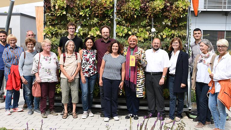 Zu Besuch auf der Landesgartenschau in Würzburg: Bundestagsvizepräsidentin Claudia Roth (sechste von rechts) mit vielen lokalen Führern auch aus ihrer Partei der Grünen. Foto: Josef Schmid