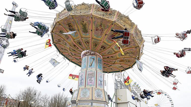 Mit dem Würzburger Frühjahrsvolksfest auf der Talavera hat in Bayern die Volksfest-Saison begonnen. Bei bestem Wetter erlebte das Fest zum Auftakt einen enormen Ansturm. (Archivfoto) Mit dem Würzburger Frühjahrsvolksfest auf der Talavera hat in Bayern die Volksfest-Saison begonnen. Bei bestem Wetter erlebte das Fest zum Auftakt einen enormen Ansturm. (Archivfoto)