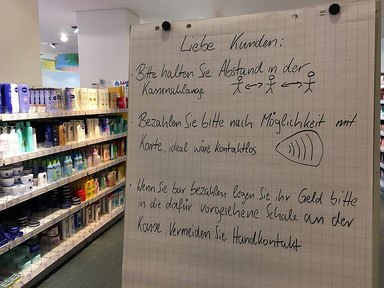 Hinweise überall: Auf Hygiene und Mindestabstand wird jetzt in den Geschäften, die geöffnet bleiben, wie zum Beispiel Drogerien, noch mehr Wert gelegt.