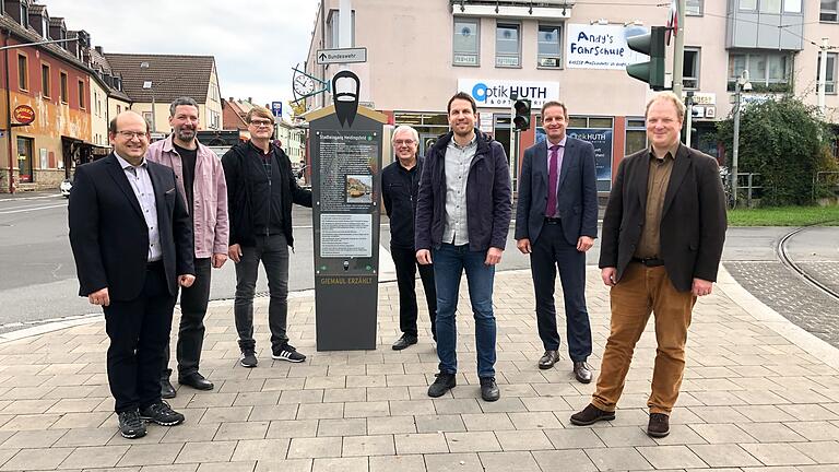 Sie haben das neue Touristenleitsystem in Heidingsfeld schon getestet (von links): Udo Feldinger (Stadtrat), Matthias Braun (Architekt BDA), Christian Rudolph (Dipl. Designer FH), Stefan Rettner (Vorsitzender Bürgervereinigung Heidingsfeld e.V.) André Dorscheid (FB Stadtplanung), Stadtbaurat Benjamin Schneider und Axel Metz (Leiter des Stadtarchivs).