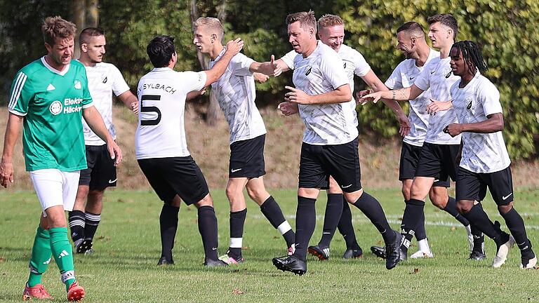 Sylbachs Nikolaus Wesner (Mitte) feiert mit seinen Teamkollegen die frühe Führung seiner Mannschaft.