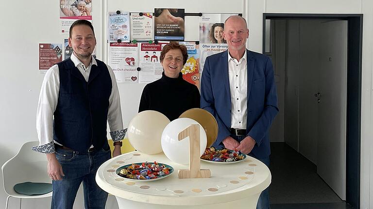 'Geburtstag' des Landkreis-MVZ (von links): Bürgermeister Markus Haberstumpf,&nbsp; Dr. Martina Ebert-Kube (Ärztliche Leitung), Thomas Liebetruth ( Kommunalunternehmen des Landkreises Würzburg)