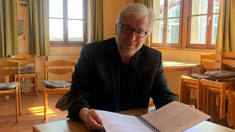 Ein vielseitiger Chorleiter: Uwe Ungerer schreibt die Musicals selbst und passt die Hauptrollen an die Sängerinnen und Sänger an. Ein vielseitiger Chorleiter: Uwe Ungerer schreibt die Musicals selbst und passt die Hauptrollen an die Sängerinnen und Sänger an.