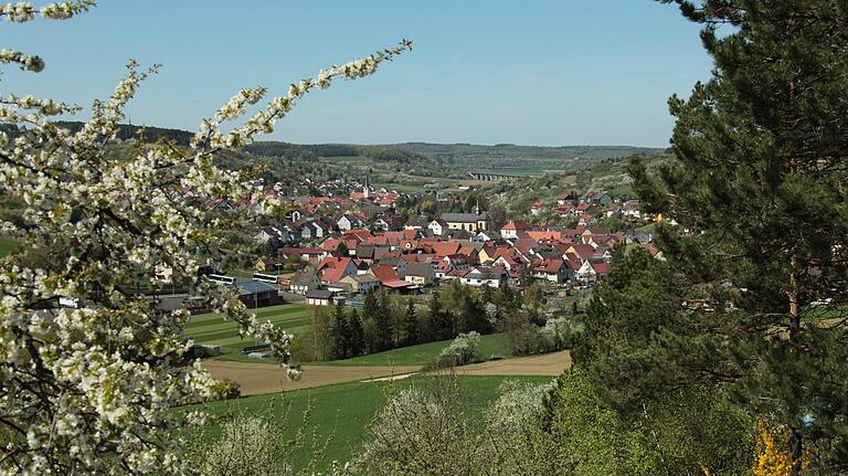 Eingebettet zwischen blühenden Streuobstwiesen und Schwarzkiefern liegt Leinach. Das macht auch den Reiz des Ortes aus. Bei der Auftaktveranstaltung zur Tourismusregion 'Zwei-Ufer-Land' spielte das aber keine Rolle, Leinach wurde von Kabarettisten 'zerrissen'.