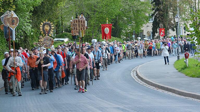 Der Einzug der Wallfahrergruppe aus Bad Königshofen in die Basilika Vierzehnheiligen. Erstmals nach zwei Jahren kann die Wallfahrt wieder stattfinden.