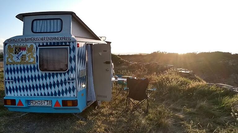 Mini-Wohnwagen 'Enzi' ist ein echtes Unikat und hat in den vergangenen Jahren weite Teile Europas bereist, wie zum Beispiel hier den Playa de las Catedrales im spanischen Galicien.