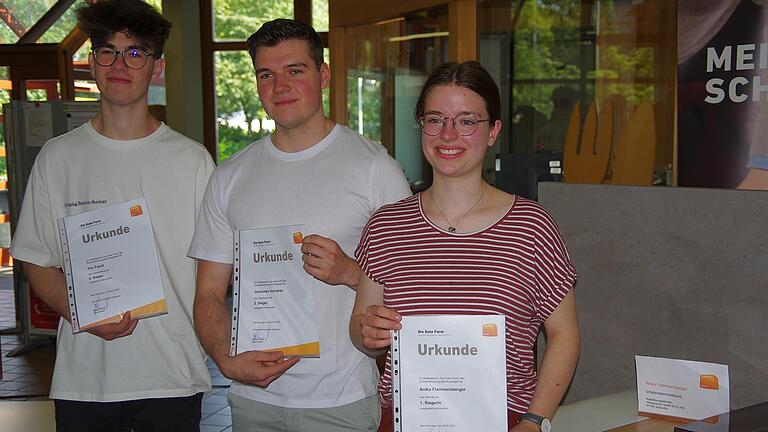 Tim Faust, Johannes Vorndran, Anika Flammersberger mit ihren Urkunden - Tim Faust, Johannes Vorndran, Anika Flammersberger mit ihren Urkunden Tim Faust, Johannes Vorndran, Anika Flammersberger mit ihren Urkunden - Tim Faust, Johannes Vorndran, Anika Flammersberger mit ihren Urkunden