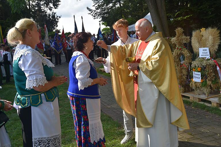 Pfarrer Jan Jaroslaw Woch von der Pfarreiengemeinschaft Aidhausen-Riedbach gestaltete den Gottesdienst beim Erntedenkfest in Dankow mit.