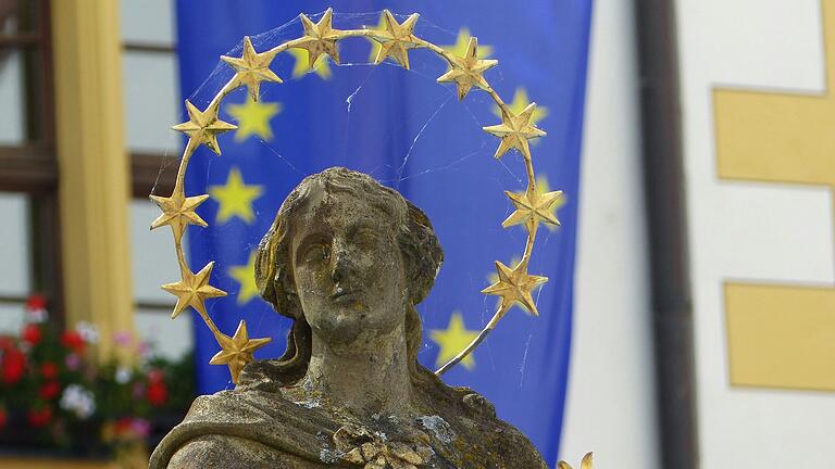 Schnappschuss vom Wahlsonntag: Diese Aufnahme gelang Wolfgang Adamek in Volkach und zeigt die Marktbrunnen-Figur vor der Europafahne am Rathaus.