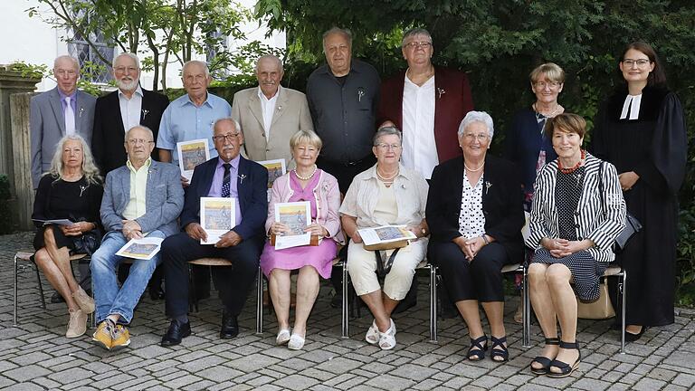 Im Bild hinten von links: Wolfgang Hauck, Erich Rübig, Willi Bauernsachs, Hubert Ley, Wilhelm Meisel, Gerhard Stubenrauch, Inge Jahn, Lothar Schüll, Hannelore Adam, Werner Kaupert, Edeltraud Krämer, Isolde Imhof, Gudrun Lorenz, Irmgard Denninger-Mahr, Pfarrerin Katrin Wagner.