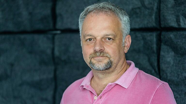 Medienpsychologe Prof. Frank Schwab von der Uni Würzburg weiß, dass'Swatting' vor allem ein Medienphänomen ist. Medienpsychologe Prof. Frank Schwab von der Uni Würzburg weiß, dass'Swatting' vor allem ein Medienphänomen ist. 