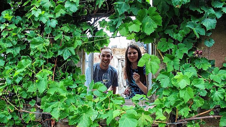 Weinreise Nummer vier ist ein echter Geheimtipp und führte Christina Schneider nach Alzenau, in die kleinste Anbauregion. Dort fachsimpelte die Nordheimerin im Stadtteil Hörstein mit Jungwinzer Nils Hohnheit (links) in dessen Weingut in der wild bewachsenen Ruine.