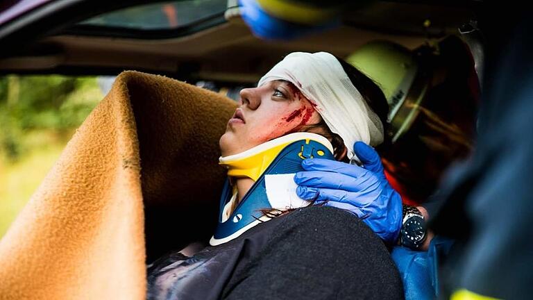 Die Erstversorgung eines Verletzten wird bei Notfalldarstellungen geübt. In Hammelburg gibt es seit fünf Jahren eine Jugendrotkreuz-Gruppe, die äußerst realistisch Verletzungen schminkt. Foto: Benedikt Stelzner       -  Die Erstversorgung eines Verletzten wird bei Notfalldarstellungen geübt. In Hammelburg gibt es seit fünf Jahren eine Jugendrotkreuz-Gruppe, die äußerst realistisch Verletzungen schminkt. Foto: Benedikt Stelzner