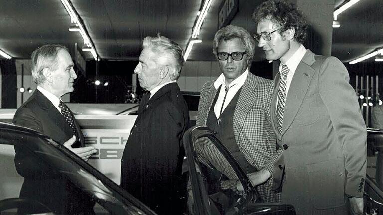 Motorsport-Freaks unterwegs: Der gebürtige Schweinfurter Günter Traub (rechts) mit Herbert von Karajan (Zweiter von links) beim Genfer Automobilsalon 1980.