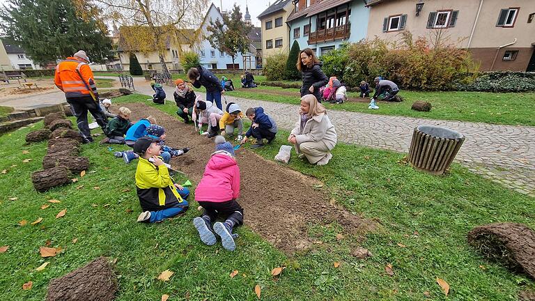 Bürgermeisterin Anette Schmidt packt mit an.