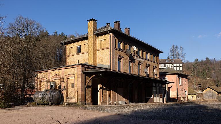 Blick auf den alten Bahnhof in Heigenbrücken (Lkr. Aschaffenburg). Das Gebäude wurde 1890 erbaut. Blick auf den alten Bahnhof in Heigenbrücken (Lkr. Aschaffenburg). Das Gebäude wurde 1890 erbaut.