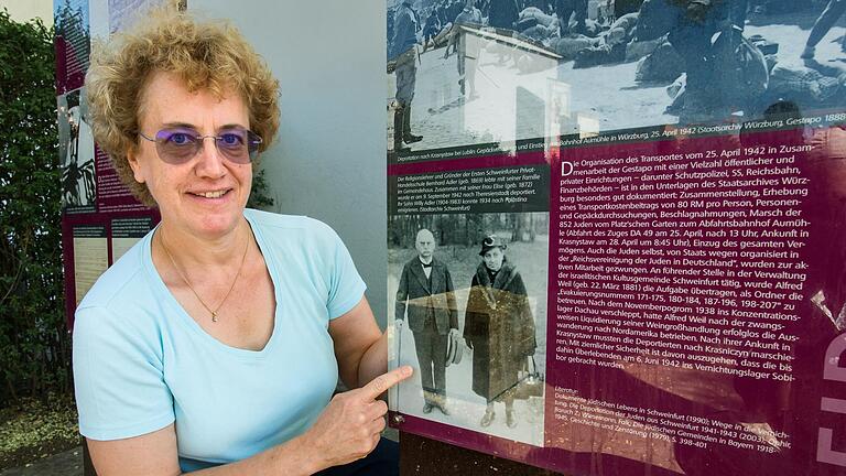 'Das sind meine Urgroßeltern.' Susan Worthington zeigt auf das Foto von Bernhard und Elise Adler, das auf einer der Gedenktafeln am jüdischen Denkmal in der Siebenbrückleinsgasse zu sehen ist. Sie ist auf der Suche nach Spuren ihrer jüdischen Vorfahren in Schweinfurt. 'Das sind meine Urgroßeltern.' Susan Worthington zeigt auf das Foto von Bernhard und Elise Adler, das auf einer der Gedenktafeln am jüdischen Denkmal in der Siebenbrückleinsgasse zu sehen ist. Sie ist auf der Suche nach Spuren ihrer jüdischen Vorfahren in Schweinfurt.