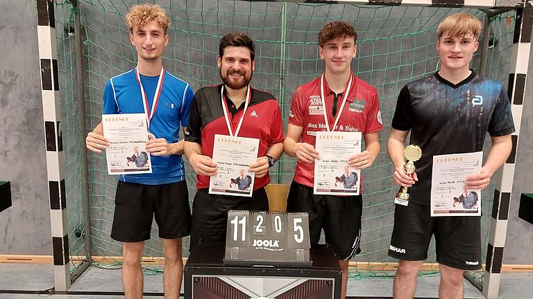 Die Sieger im Herren-A-Einzel: (von links) Maximilian Interwies (3./TSG Waldbüttelbrunn), Markus Hammer (3./TSG Waldbüttelbrunn), Lorenz Schäfer (2./TTC Kist) und Niclas Reindl (1./TTC Kist).