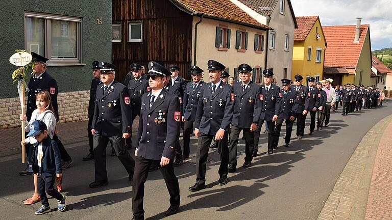 Einer der Höhepunkte der Feierlichkeiten zum 150-jährigen Bestehen der Feuerwehr Steinfeld war die Kirchenparade, die vom Gotteshaus zum Festplatz zog.