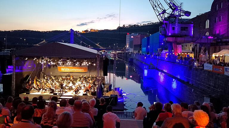 Bei der Eröffnung des Hafensommers gab es klassische Musik und Filmmusik mit dem Philharmonischen Orchester Würzburg und dem Rebel Babel Film Orchestra. Die musikalische Leitung hatte Gábor Hontvári.