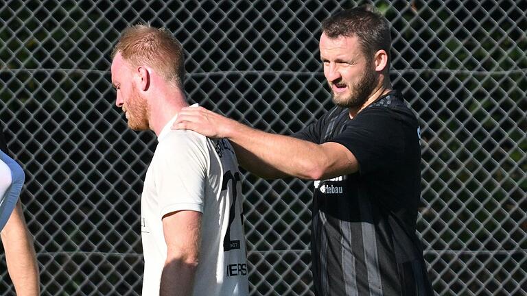 Christoph Rützel (rechts), aus Herbstadt stammender Spielertrainer des SV Rödelmaier, traf erstmals in einem Ligaspiel auf die SG Herbstadt/Irmelshausen (links Pascal Fritz).