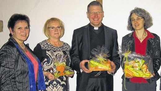 85 Jahre Frauenbund Unsleben: Vorsitzende Wiltrud Michl (von links) und stellvertretende Vorsitzende Gitti Trapp üb erreichten Spenden an Pfarrer Frank Mathiowetz und Dr. Ute Hiby.