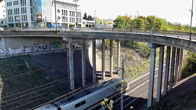 Siligmüllerbrücke       -  So sah sie aus: die alte Siligmüllerbrücke. Vor sechs Jahren wurde sie wegen Baufälligkeit abgerissen.