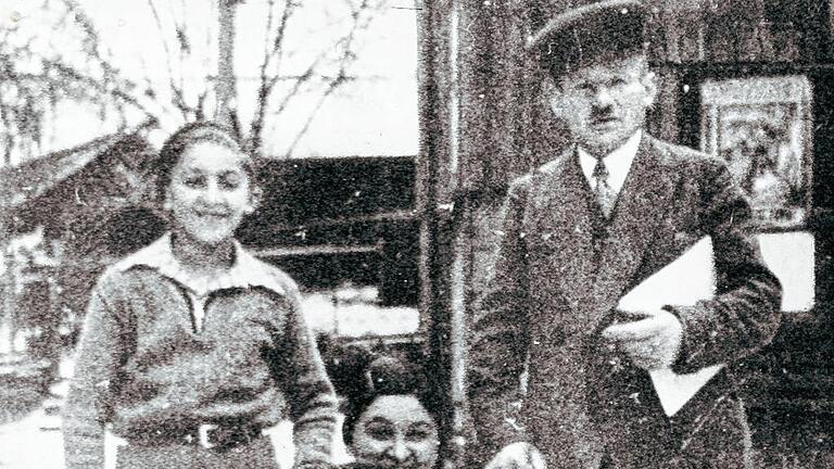 Familie Berney im Hof ihres Hauses Nummer 54 in Burgpreppach. Das Foto entstand im Dezember 1936.