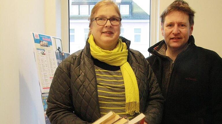 Christine Weipert und Karl-Heinz Muder beteiligten sich auch an der Aktion Buch gegen Spende.  Susanne Will       -  Christine Weipert und Karl-Heinz Muder beteiligten sich auch an der Aktion Buch gegen Spende.  Susanne Will