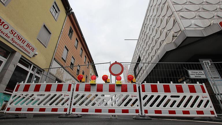 Voll gesperrt: In der Straße Am Stadtgraben geht nichts mehr. Rechts das ehemalige Kaufhaus, links Essensangebote.