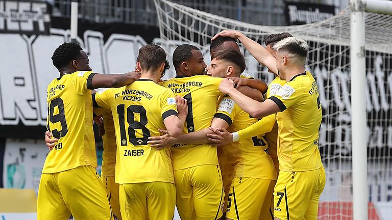 Jubeltraube: die Würzburger Kickers freuen sich über das 2:0 in Burghausen.